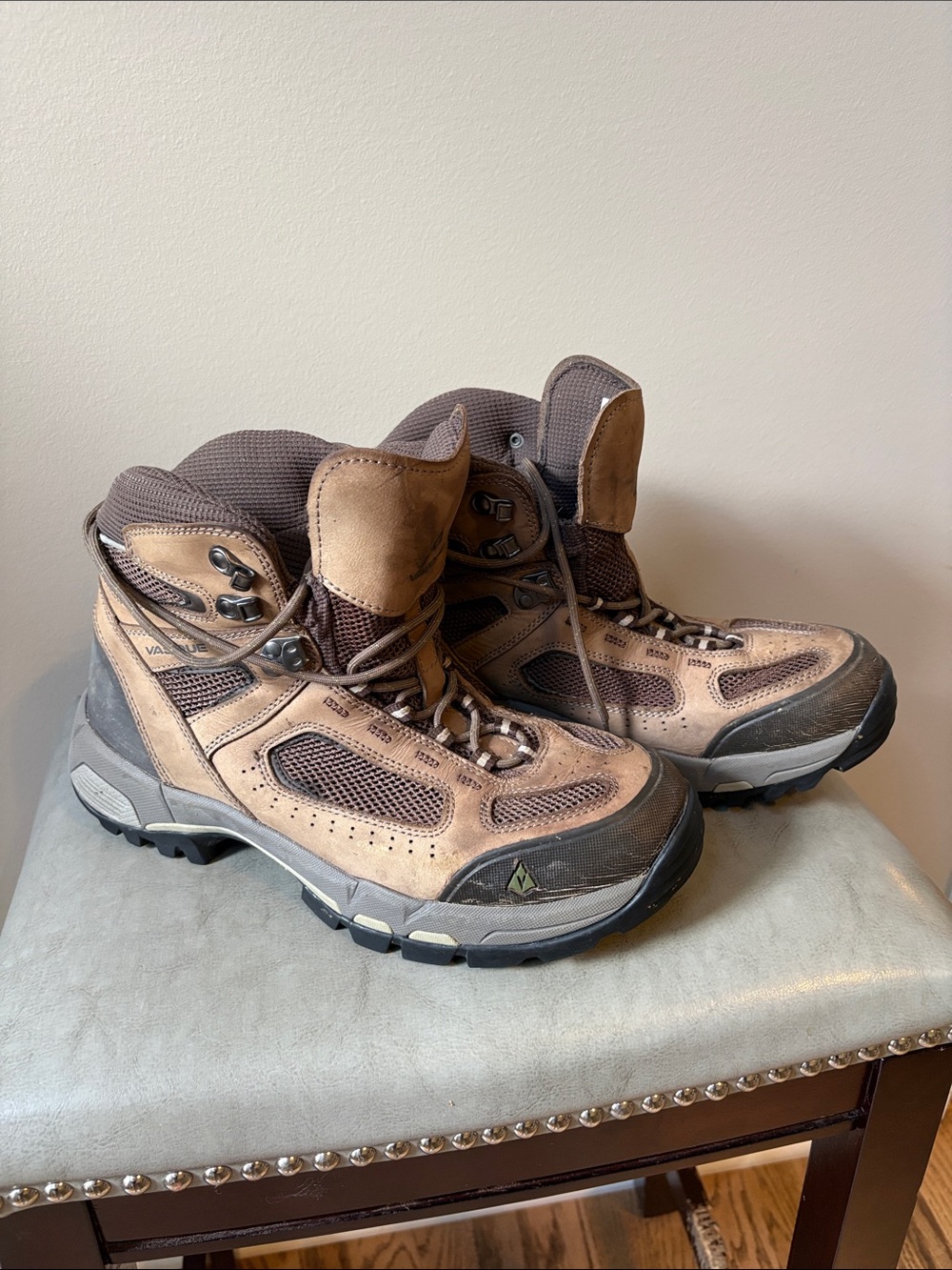 Vasque Men's Brown Hiking Boots - Rugged Trail Performance 7478M.